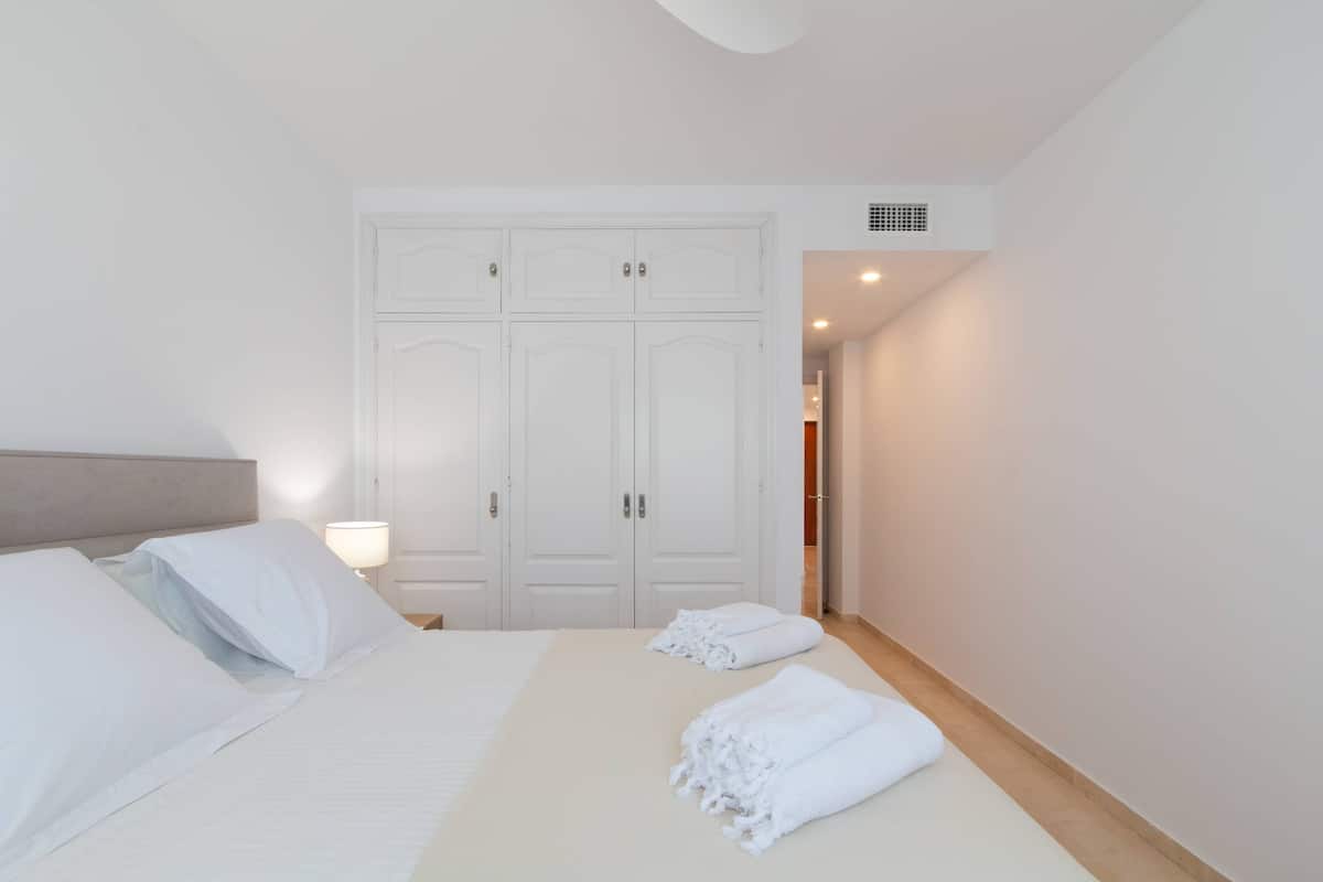 Modern Beach Escape, Pool & Terrace · El Paraíso · Estepona